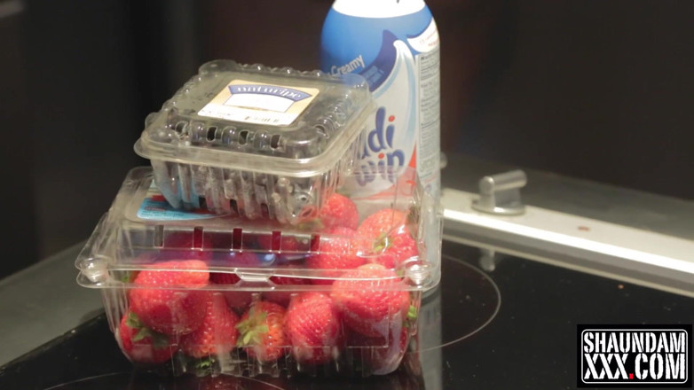 Shaundam: Strawberi blueberries dan krim