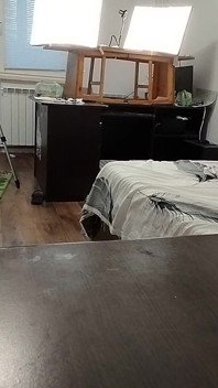 Sexig fru träning hemma naken. Sexig brunett försöker på strumpbyxor