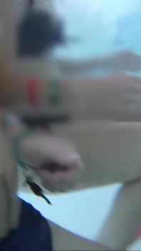 Mosto il mio cazzo davanti a una ragazza nella piscina pubblica e mi aiuta a masturbarmi - misscreamy