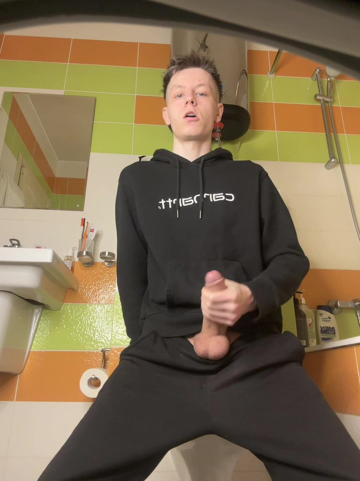 Morflot24: Шаловливый соло-удар горячего твинка