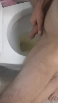 Piscio E Mi Preparo a Visitare Il Bagno Pubblico Tutta La Notte. Già Assaggio E Divento Estremamente Eccitato