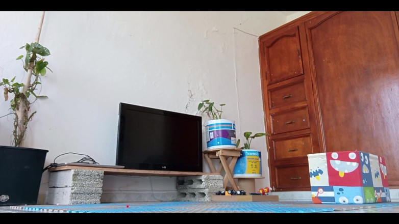 Karmicoxv: Milf putopobre recogiendo juguetes en la habitación