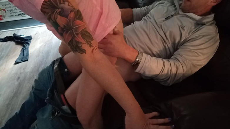 Southern Bell: 彼女は私の顔の上に座るとイキ始め、私が彼女に中出しするまで止まりませんでした