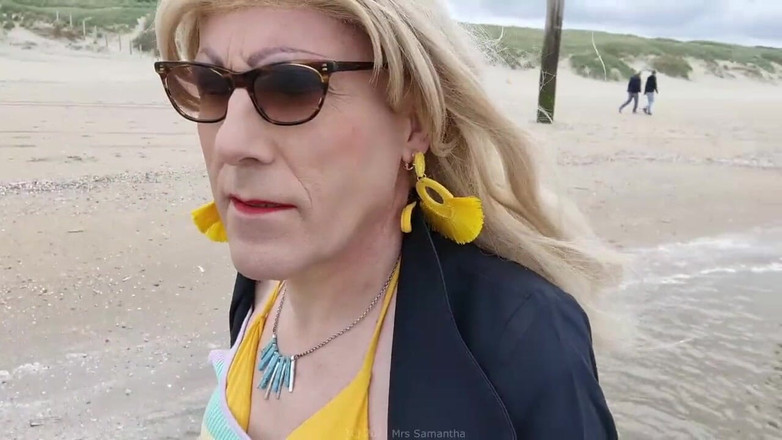 Mrs Samantha: Mme Samantha se promène sur la plage