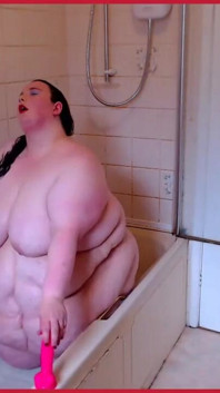 La SSBBW Lady Brads s'amuse dans le bain avec des godes