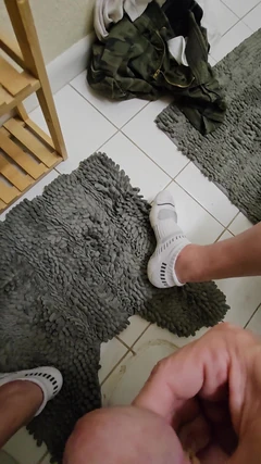 Fuga nel bagno sborra e pipì guardandomi allo specchio