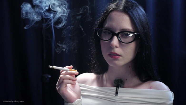 Russian Smokers: Seducción de fumar - intrigante dama en blanco 2 rojas seguidas