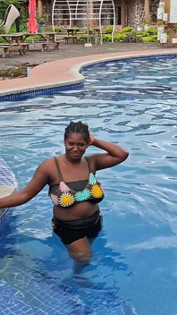 Sperma galleggiante in piscina, sesso duro in acqua, doppio orgasmo