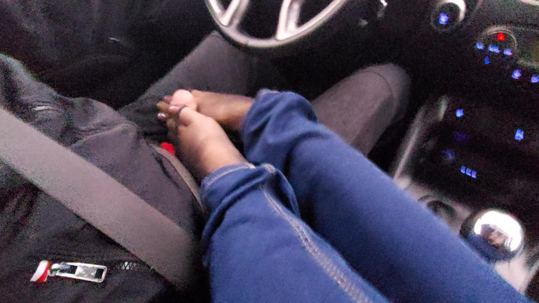 Step Mommy: Amatérská MILFka v džínách a nylonových ponožkách dává taxikáři footjob