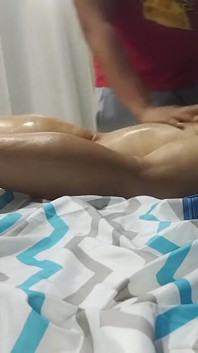 Ölmassage wird sexuell, nachdem sie den arsch der reifen hure gesehen hat