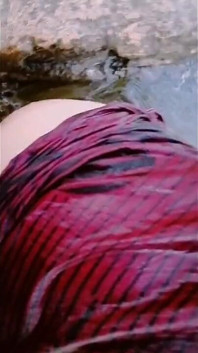 Al aire libre, la tía india está desnuda y loca dedeándose en el agua