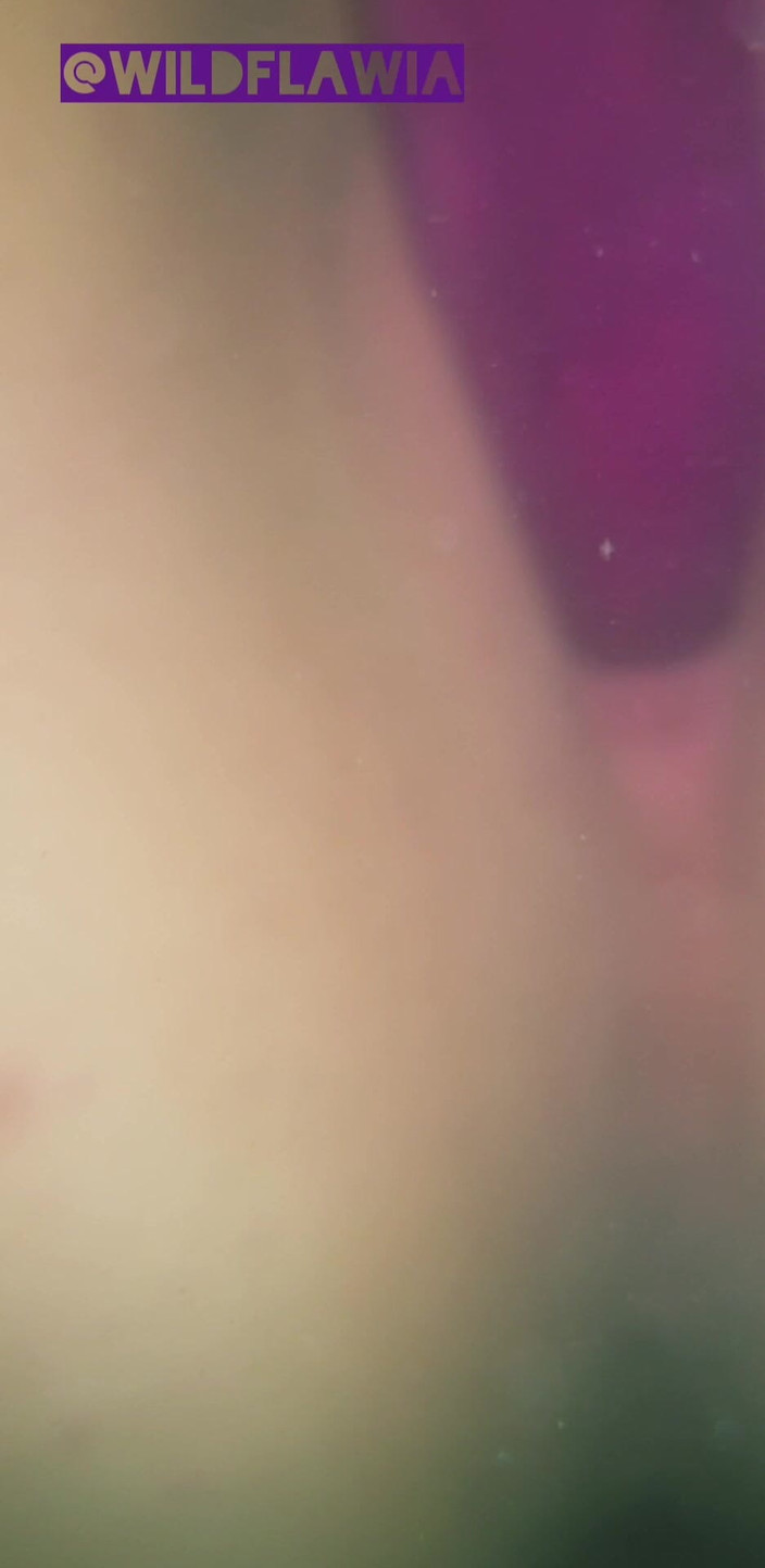 WildFlawiii: Skutečná amatérská žena v domácnosti, Hraní v koupelně s růžovým robertkem...