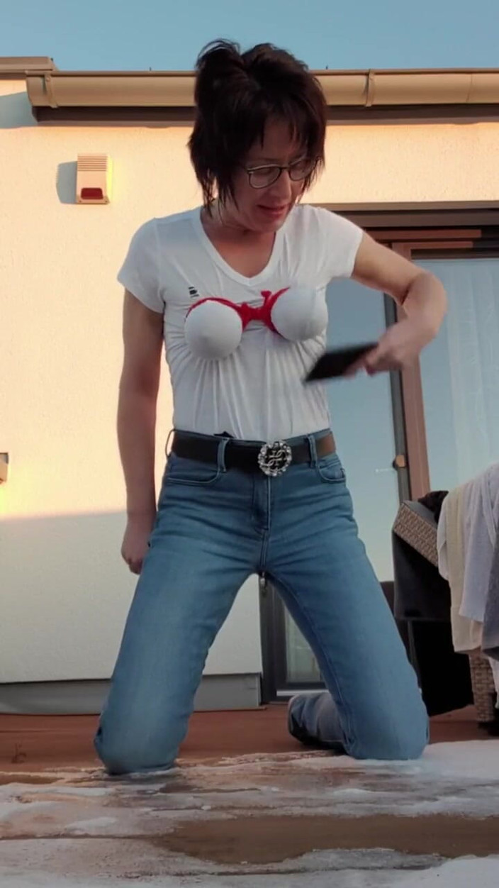 JulieEroticDress: 발코니에서 청바지를 입은 시오후키
