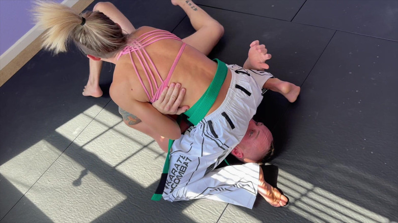 Lora Cross: Lora Cross v Andy Savage en lucha sexual