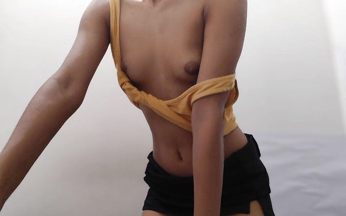 desigirl93: Chica linda caliente viviendo sus fantasías masturbándose con zanahoria y...