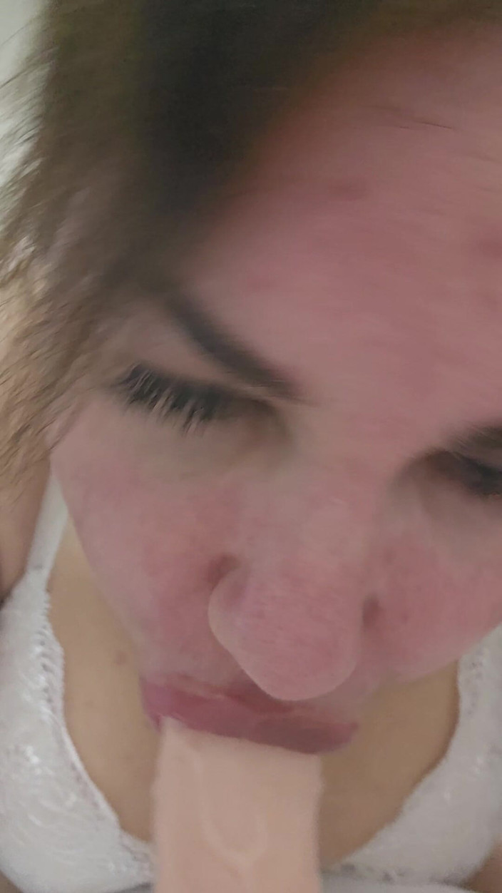 Alisasex: Saya suka menghisap dan deepthroat awak
