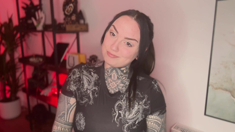 Miss Valentina: Fantasi-Ancaman Interaktif