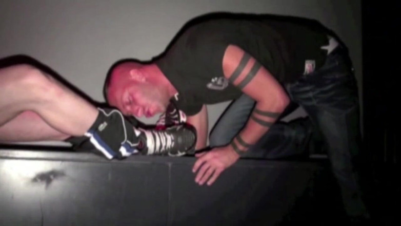 Sneaker Sex Kinky: Scally lad ने बार में अपने दोस्त के स्नीकर को अधीन कर दिया