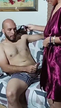 Je vois mon beau-fils se masturber, je ne peux m'empêcher de le baiser et de lui faire sortir son délicieux lait.