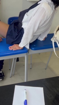 Mara siempre llega tarde al aula y se folla a la profesora para que se vaya