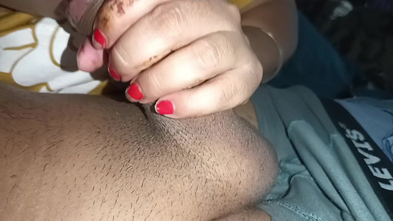 NaughtyWings: デシの女の子は男の子のペニスを揺らした後に射精します。