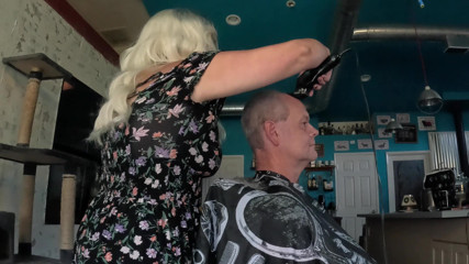 Homesteadmama: Tukang gunting rambut yang merokok