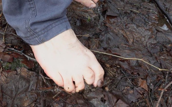Kinky guy: Ein spaziergang barfuß in einem Schlammwald