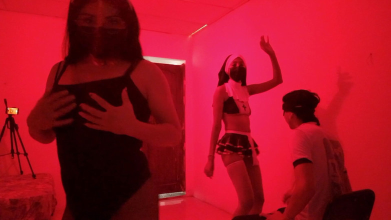 NEGRITA SEXY: День рождения получает сексуальную фантазийную танец. Две женщины превращают его в танцы.