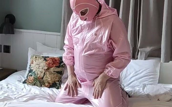 Sissy in satin: Kadın kılıklı pembe pvc takım elbise ve kapüşon