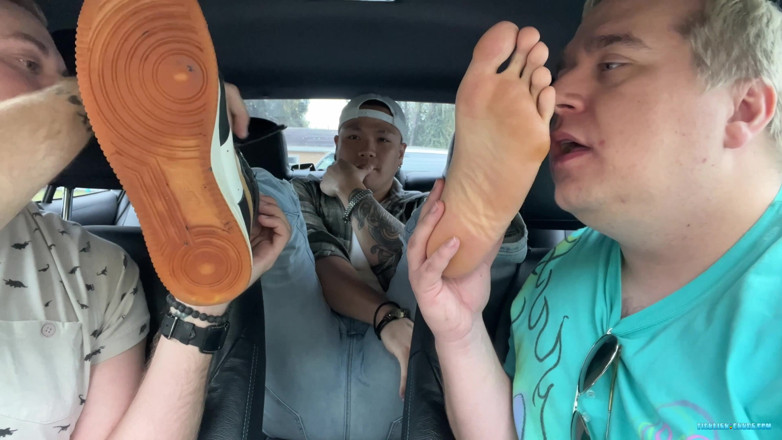 Ticklish Chubs: Snyft: 발로 지불하는 밀루스
