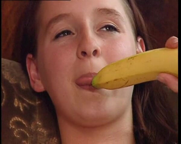 YOUR FIRST PORN: Muzla mastürbasyon yapıyor