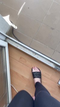 Pies en chanclas y caminando en chanclas
