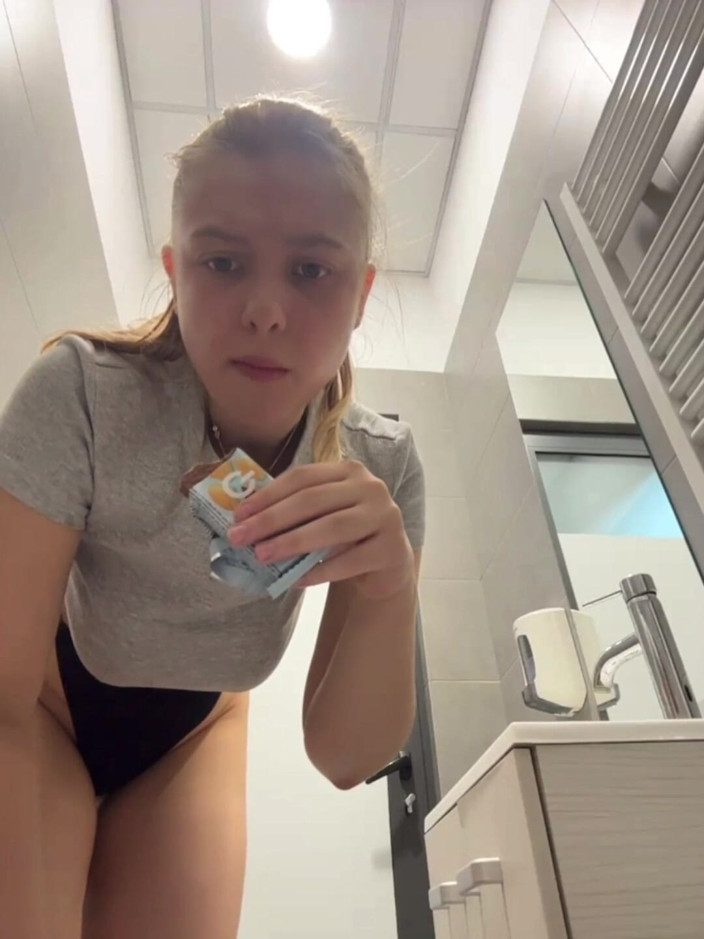 JuiceLussie: Пестощі пальцями пизди крупним планом і кремпай