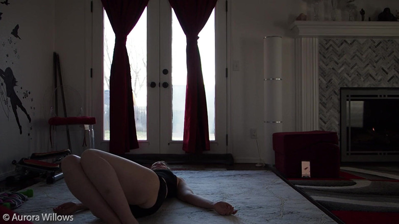 Aurora Willows: Yoga in black bikini