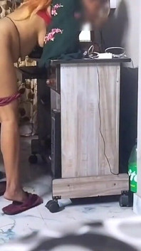 性感的工作人员在办公室与会计有一个很棒的性爱视频。