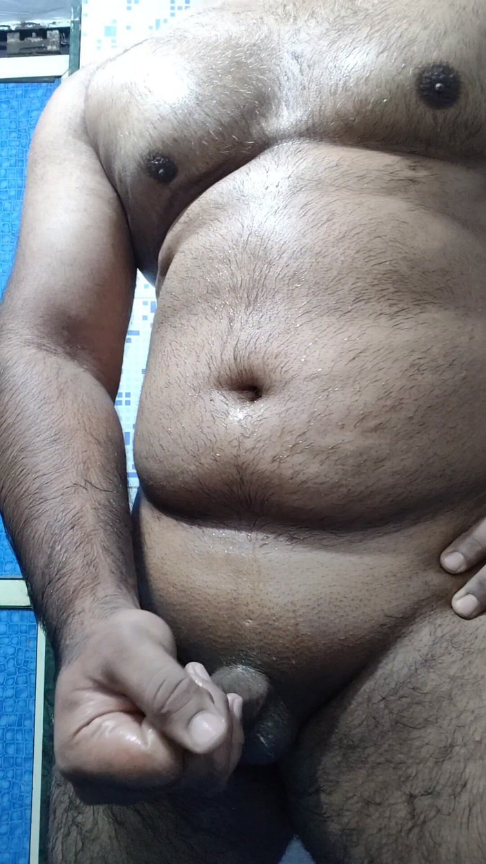The Greek God: Un Indien musclé se branle debout