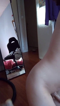 La hermosa trans Melody se desnuda, aceita su cuerpo y juega con su agujero apretado
