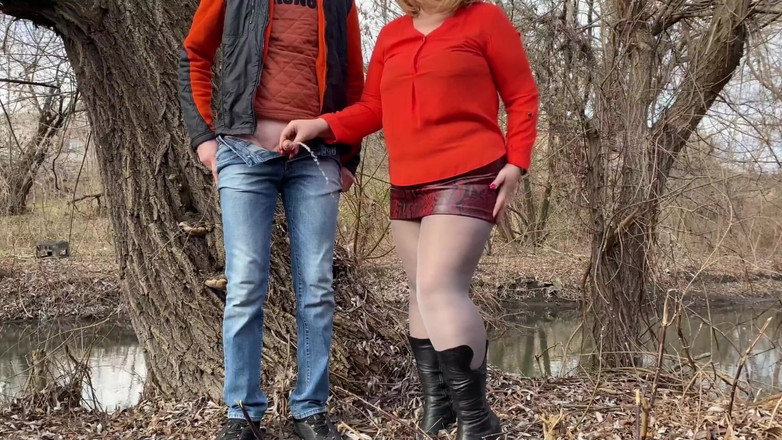 OurFetishLife: La suocera e il genestro fanno pipì a turno