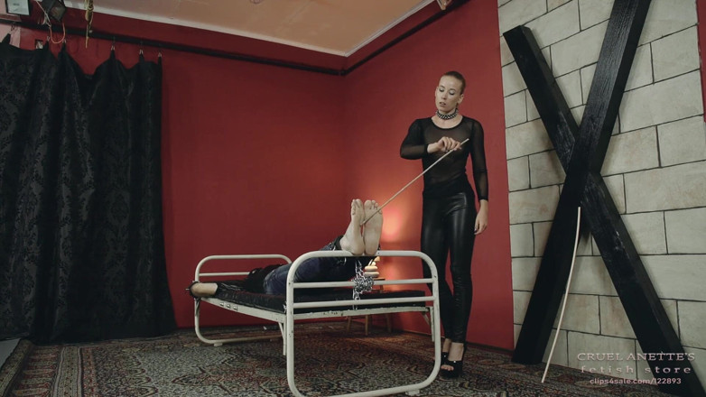 Cruel Anettes fetish world: Bastinado di ranjang
