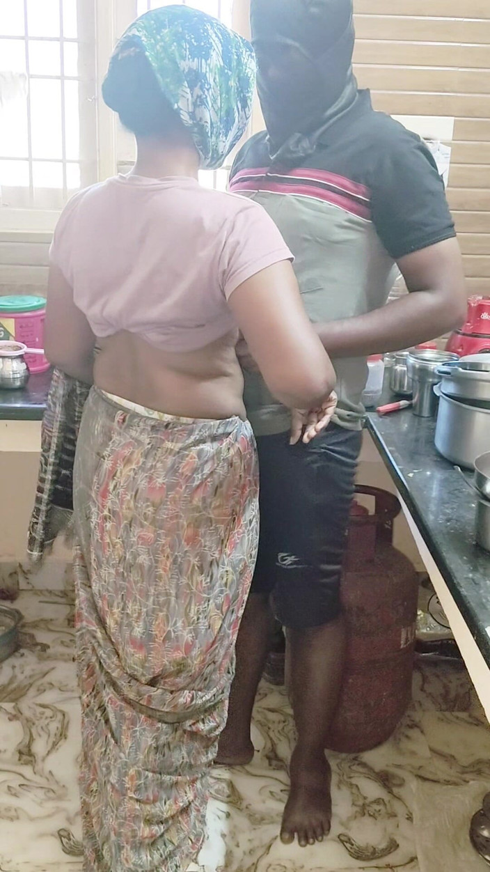 Thesana: Huisvrouw neukt de gasflesbezorger