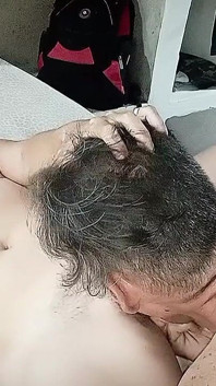 Stieftochter mit verbundenen augen gibt ihre haarige muschi weg