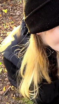 Okouzlující děvka šuká své těsné díry. Dvojitá penetrace. Orgasmus