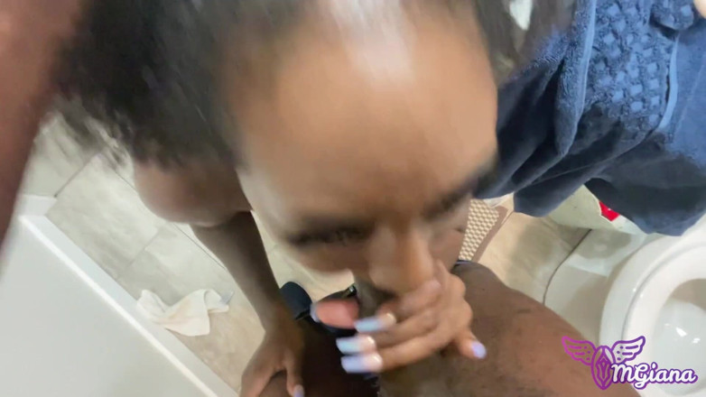 OMGiana Uncensored: Giana Gibt Dem Großen Max Einen Dampfendigen Blowjob Im Badezimmer