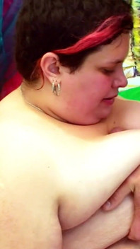 垂れ下がったおっぱいを持つ非常に脂肪MILFがスキニーボーイによって激しく犯される