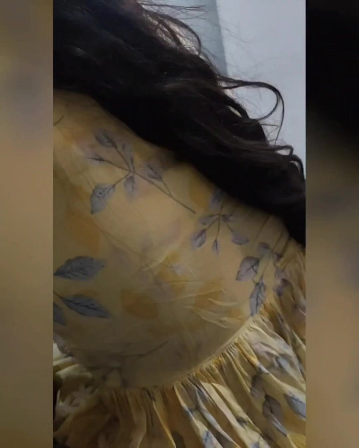 Trisha Hotness: Trisha gioca con il cazzo mentre parla al telefono