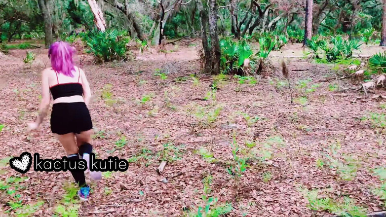 kactus kutie: 핫한 하이킹에서 땀을 흘리는 오줌