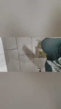 Un jeune garçon blanc et mince se mélange de pisse