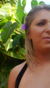 Sexy blonďatá sousedka se prstí venku Pak dildo šuká uvnitř