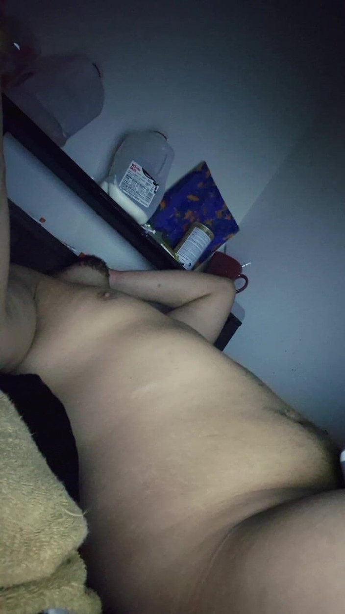 NakyJoss: Nackter bauch aufblasen