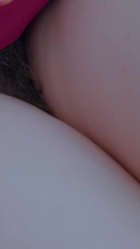 Kırmızı rujlu ateşli orta yaşlı seksi kadın dildoyla mastürbasyon yapıyor. Kıllı amcık yakın çekim